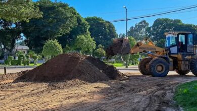 En Villa Saavedra, comenzaron las tareas de preparación y compactación del suelo sobre la calle Juan José Castelli.