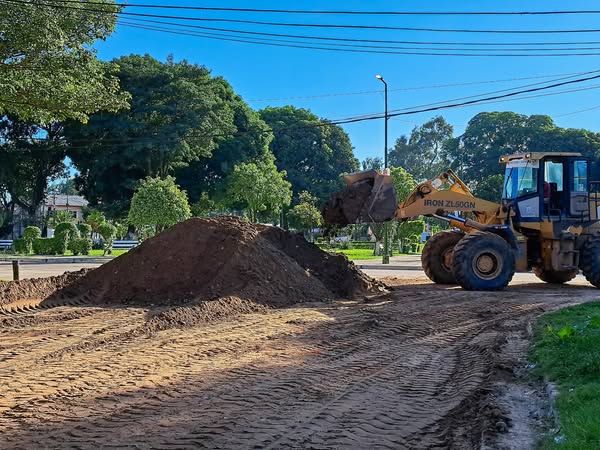 En Villa Saavedra, comenzaron las tareas de preparación y compactación del suelo sobre la calle Juan José Castelli.