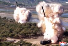 La imagen, distribuida por el gobierno de Corea del Norte, muestra lo que dice que es una prueba con sistemas de artillería y misiles de largo alcance, en la costa oriental del país, el 8 de mayo de 2025. (Agencia Central de Noticias de Corea/Korea News Service via AP)