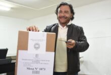 El gobernador Sáenz emitiendo su voto.