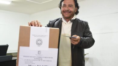 El gobernador Sáenz emitiendo su voto.