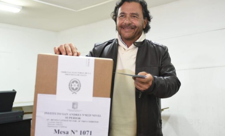 El gobernador Sáenz emitiendo su voto.