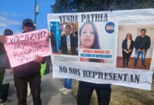 Los manifestantes en Casa de Gobierno ayer. Foto: Nuevo Diario
