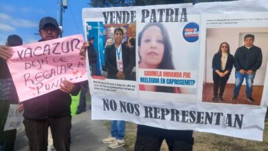Los manifestantes en Casa de Gobierno ayer. Foto: Nuevo Diario