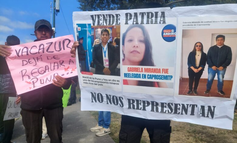 Los manifestantes en Casa de Gobierno ayer. Foto: Nuevo Diario