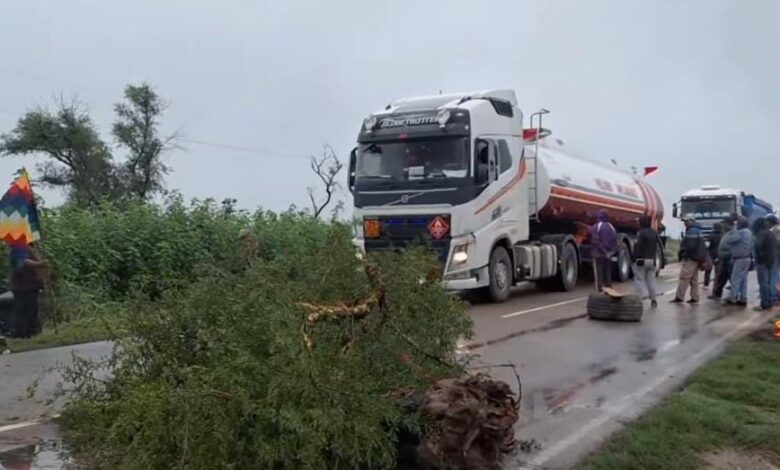 Comunidades originarias de Mosconi decidieron cortar la Ruta Nacional 34, a la altura del Aeropuerto. Foto: RR SS