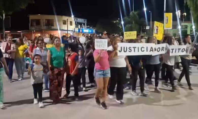 Tras el trágico accidente en la Ruta Nacional 34 que le costó la vida a Alberto “Tito” Soto, la comunidad de General Mosconi se moviliza exigiendo justicia. Foto: RR SS