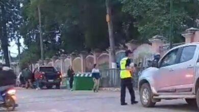 Un conductor que había estacionado en doble fila reaccionó violentamente al ser intervenido por un agente de tránsito, causando un grave incidente. Foto: RR SS