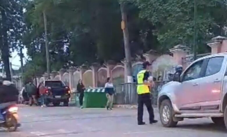 Un conductor que había estacionado en doble fila reaccionó violentamente al ser intervenido por un agente de tránsito, causando un grave incidente. Foto: RR SS