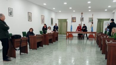 Solo cinco concejales se presentaron en el recinto, por lo que no se alcanzó el quórum legal exigido por el reglamento interno. Foto: RR SS