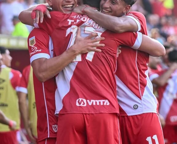 Con dos goles de Molina y una actuación dominante, Argentinos Juniors superó al Pincha y lidera su zona en el Torneo Apertura. Foto: RR SS