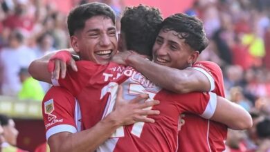 Con dos goles de Molina y una actuación dominante, Argentinos Juniors superó al Pincha y lidera su zona en el Torneo Apertura. Foto: RR SS