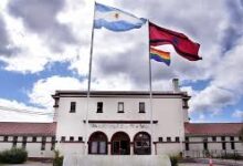 Como todos los años, el Concejo Deliberante izó hoy la bandera del colectivo LGBTIQ+ en el edificio legislativo, en homenaje al Día Municipal de Lucha contra la Discriminación. Foto: RR SS