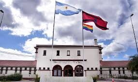 Como todos los años, el Concejo Deliberante izó hoy la bandera del colectivo LGBTIQ+ en el edificio legislativo, en homenaje al Día Municipal de Lucha contra la Discriminación. Foto: RR SS