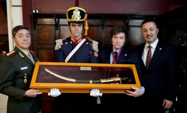 Milei es nombrado Granadero Honorífico y recibe la Orden Ecuestre Militar