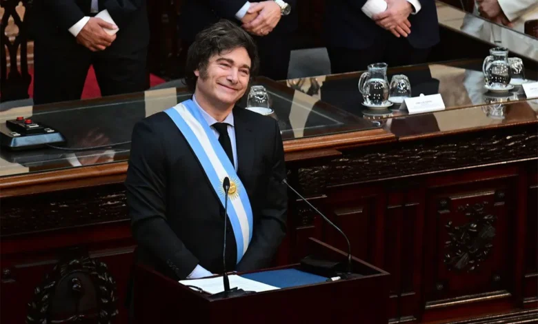Milei endurece la política migratoria con nuevas restricciones y aranceles para extranjeros