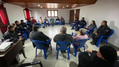 Ayer por la tarde, comerciantes y vecinos se reunieron en la sede de la Policía de San José de Metán. Foto: RR SS