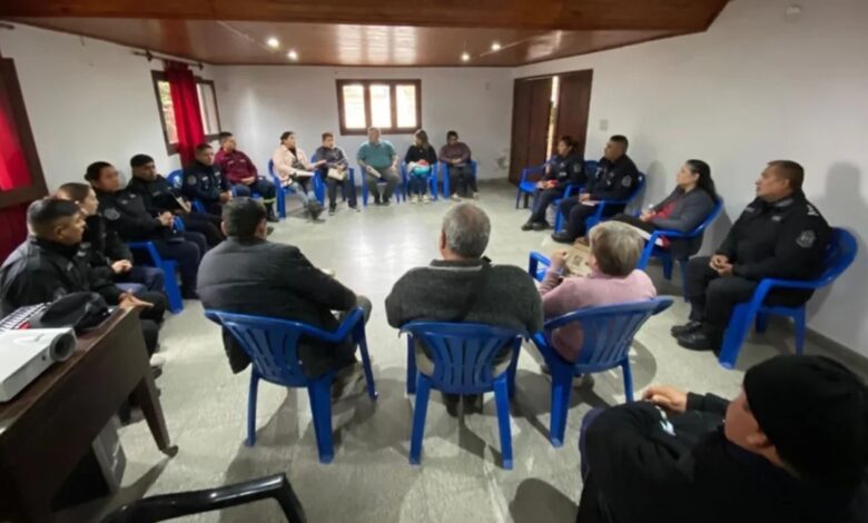 Ayer por la tarde, comerciantes y vecinos se reunieron en la sede de la Policía de San José de Metán. Foto: RR SS