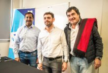 El intendente Kuldeep Singh y el ministro Martín de los Ríos encabezaron la entrega de terrenos a siete empresarios en el Parque Industrial. Foto: RR SS