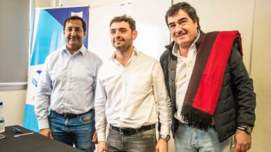 El intendente Kuldeep Singh y el ministro Martín de los Ríos encabezaron la entrega de terrenos a siete empresarios en el Parque Industrial. Foto: RR SS