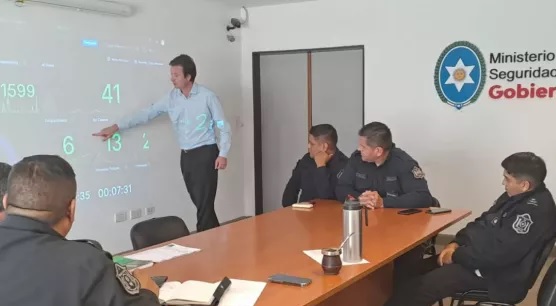 El Ministerio de Seguridad y Justicia de Salta impulsa un nuevo sistema tecnológico que permitirá supervisar en tiempo real la labor policial en la vía pública. Foto: Gobierno de Salta