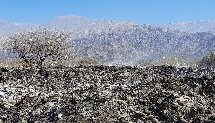Los empleados del vertedero de residuos urbanos del Valle Calchaquí denunciaron la crítica situación que atraviesa el basural a cielo abierto.Foto: RR SS