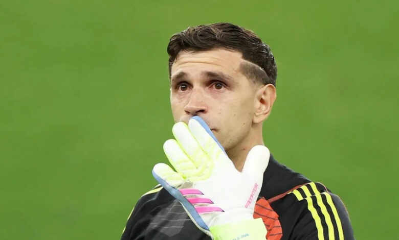 El arquero argentino se retiró del estadio entre lágrimas y saludando a los hinchas como si se despidiera.