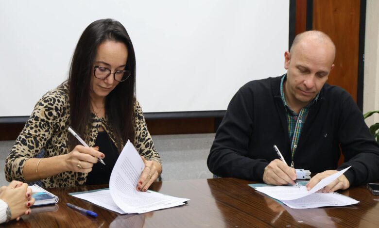 El intendente Enrique Borelli firmó un convenio de colaboración con la Dirección General de Rentas de la Provincia con el objetivo de modernizar la administración tributaria local. Foto: Municipalidad de Cerrillos