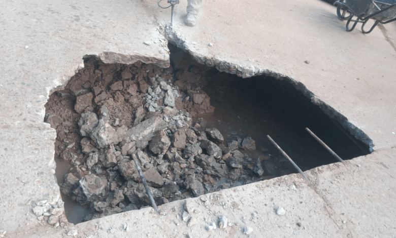 Restos del hundimiento en Urundel que generaron el corte de servicio de agua. Foto: Municipalidad de Urundel