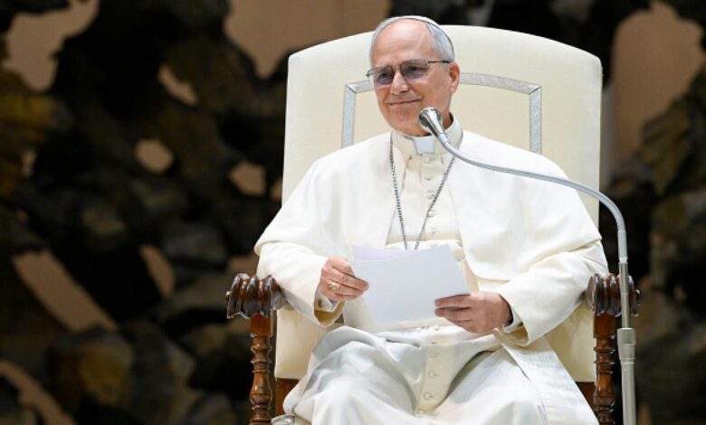 León XIV llama a la Iglesia a actualizar la doctrina social desde la experiencia de los pobres.