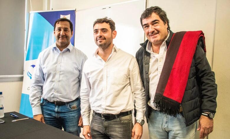 El intendente Kuldeep Singh y el ministro Martín de los Ríos encabezaron la entrega de terrenos a siete empresarios en el Parque Industrial. Foto: RR SS