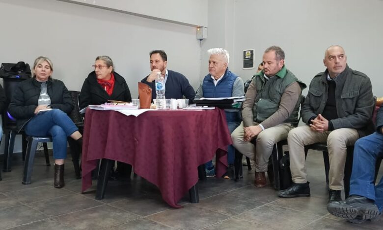 Estuvieron presentes legisladores departamentales, entre ellos los diputados Marcelo Paz, Marcela Leguina y Enzo Alabi, así como la senadora Alejandra Navarro.