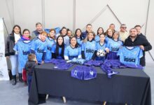 El intendente José María Issa junto a la Liga Metanense Femenina. Foto; Municipalidad de Metán
