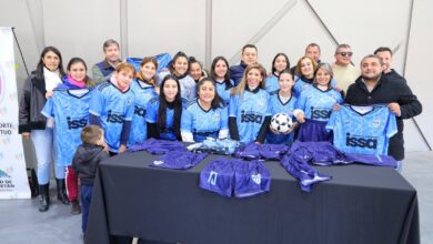 El intendente José María Issa junto a la Liga Metanense Femenina. Foto; Municipalidad de Metán