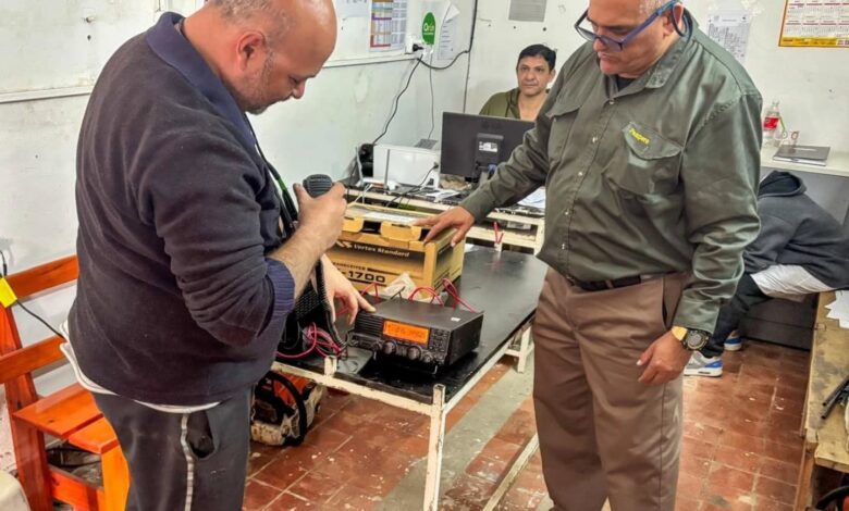 El proceso técnico estuvo a cargo del jefe provincial de Comunicaciones, Matías Martínez Chamé, acompañado por Diego Resina, coordinador de Defensa Civil de la Municipalidad de Orán. Foto: Municipalidad de Orán