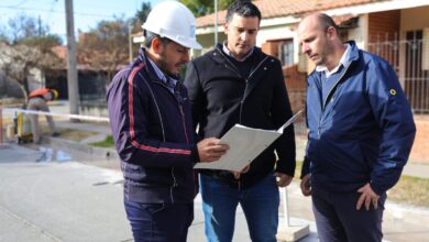 El intendente Enrique Borelli junto al presidente de Aguas del Norte, Ignacio Jarsún, visitaron el barrio Antártida Argentina. Foto: Municipalidad de Cerillos