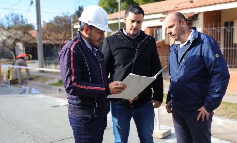 El intendente Enrique Borelli junto al presidente de Aguas del Norte, Ignacio Jarsún, visitaron el barrio Antártida Argentina. Foto: Municipalidad de Cerillos