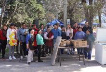 El intendente Lino Yonar, junto a autoridades provinciales, encabezó la entrega de un freezer y cinco mesas a emprendedoras de La Silleta. Foto: Municipalidad de Campo Quijano