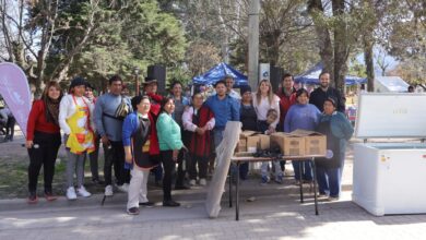 El intendente Lino Yonar, junto a autoridades provinciales, encabezó la entrega de un freezer y cinco mesas a emprendedoras de La Silleta. Foto: Municipalidad de Campo Quijano