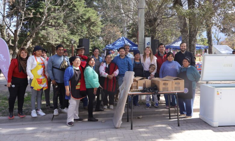 El intendente Lino Yonar, junto a autoridades provinciales, encabezó la entrega de un freezer y cinco mesas a emprendedoras de La Silleta. Foto: Municipalidad de Campo Quijano