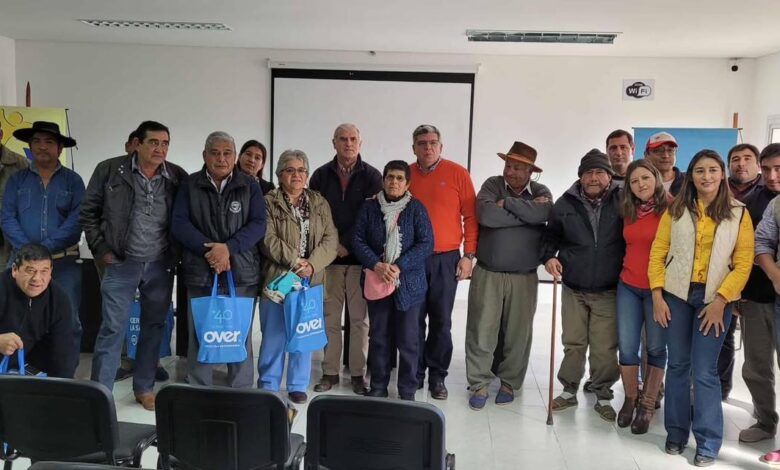 Autoridades provinciales y municipales concretaron la entrega de kits veterinarios a pequeños productores de Joaquín V. González. Foto: RR SS