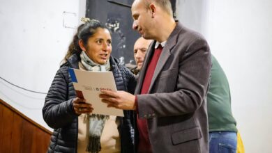 Borelli realizando la entrega de escrituras.