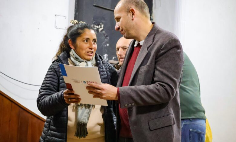 Borelli realizando la entrega de escrituras.
