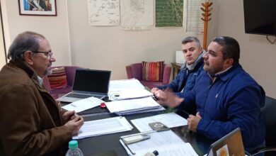 Issa reunido con Camacho.