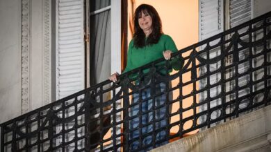 La ex presidenta en el balcón de su domicilio. Foto: La Nación