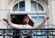 Cristina Kirchner salió al balcón luego que la Justicia autorizará el espacio