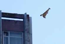 Un dron ruso ataca un edificio durante una ofensiva aérea con aviones no tripulados y misiles sobre Kiev, Ucrania, el 17 de junio de 2025. (AP Foto/Efrem Lukatsky)