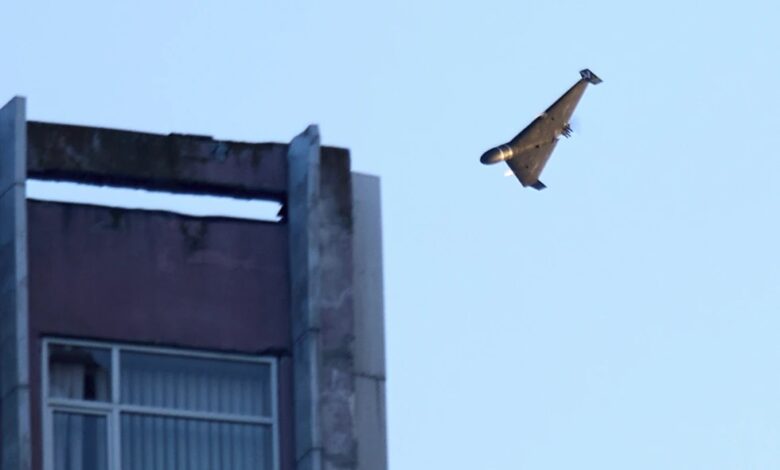 Un dron ruso ataca un edificio durante una ofensiva aérea con aviones no tripulados y misiles sobre Kiev, Ucrania, el 17 de junio de 2025. (AP Foto/Efrem Lukatsky)