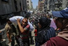 Reparto de ayuda humanitaria en la ciudad de Gaza, el 26 de junio. EFE/EPA/Mohamed Saber