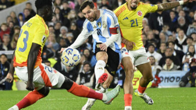 Lionel Messi intenta marcar ante Sánchez y Muñoz.